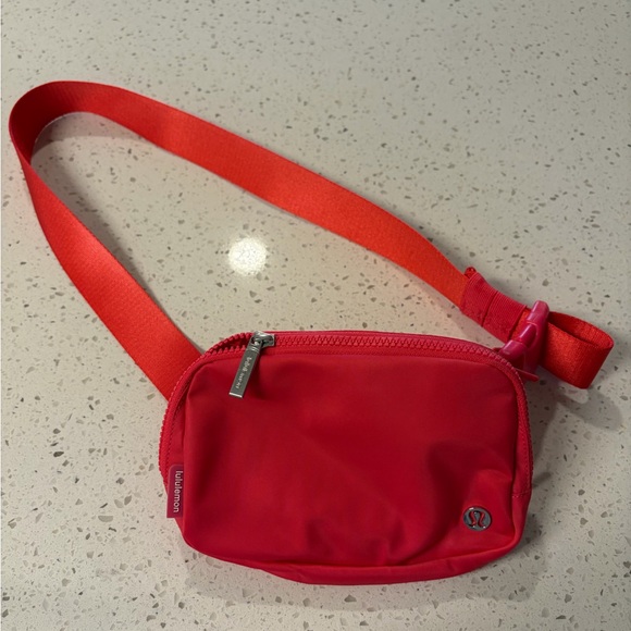Lululemon Everywhere Belt Bag - Picture 1 of 3